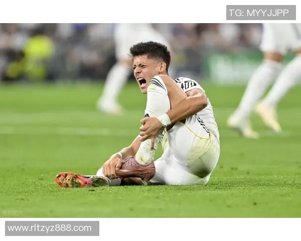 足球明星意外受重伤瞬间曝光引发球迷热议与关注 足球明星意外受重伤瞬间曝光引发球迷热议与关注