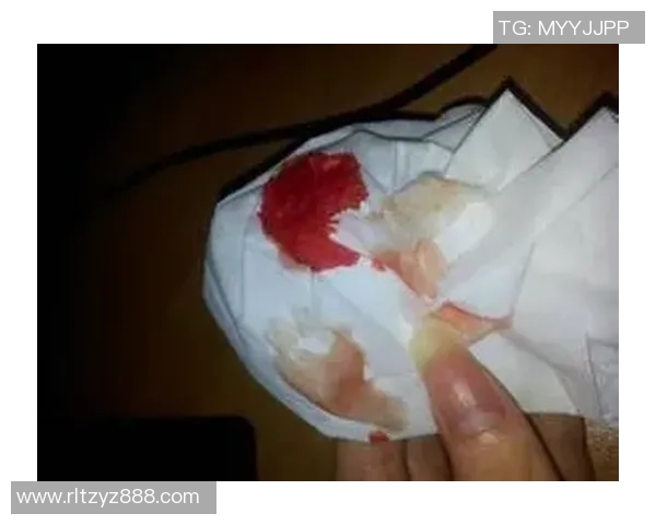 足球明星分享纸巾照片引发热议网友纷纷猜测背后故事与意义 足球明星分享纸巾照片引发热议网友纷纷猜测背后故事与意义