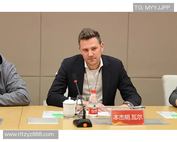 韩国平足足球明星的崛起与成就探讨及其对足球界的影响分析